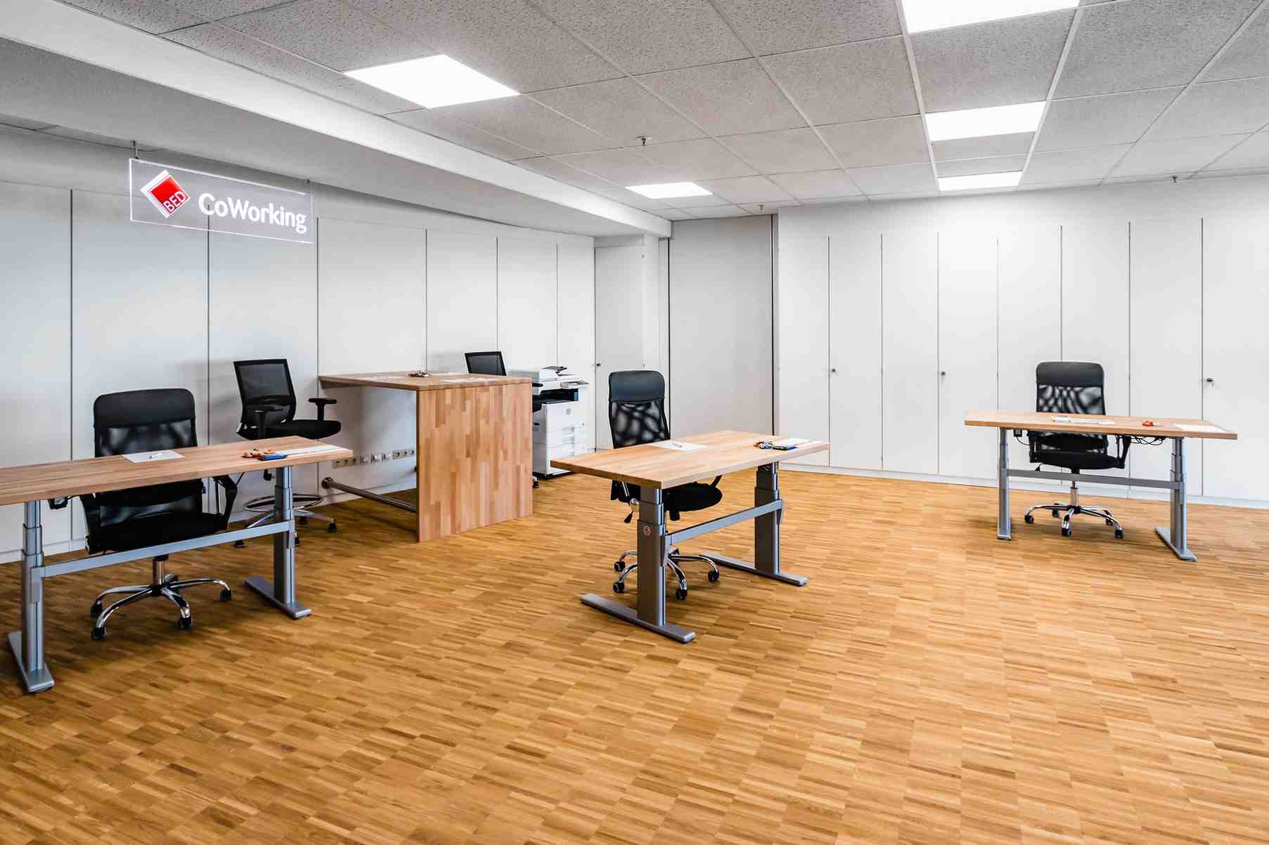 Moderner Coworking-Bereich im Digitalisierungzentrum BED Ehingen mit mehreren Schreibtischen.