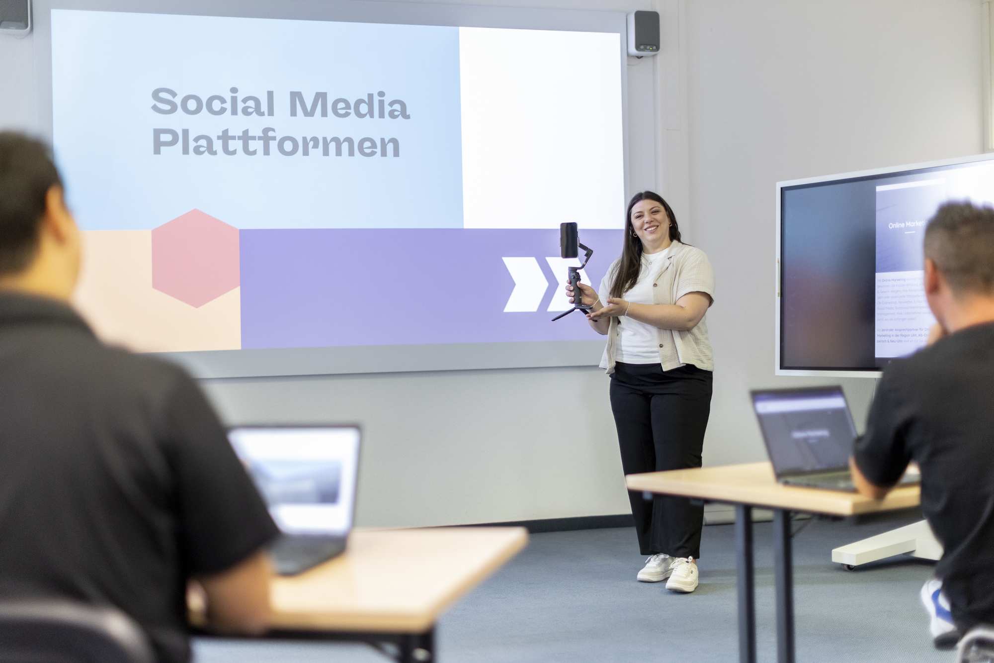 Person gibt einen Vortrag ueber soziale Medienplattformen im Digitalisierungszentrum Ulm.