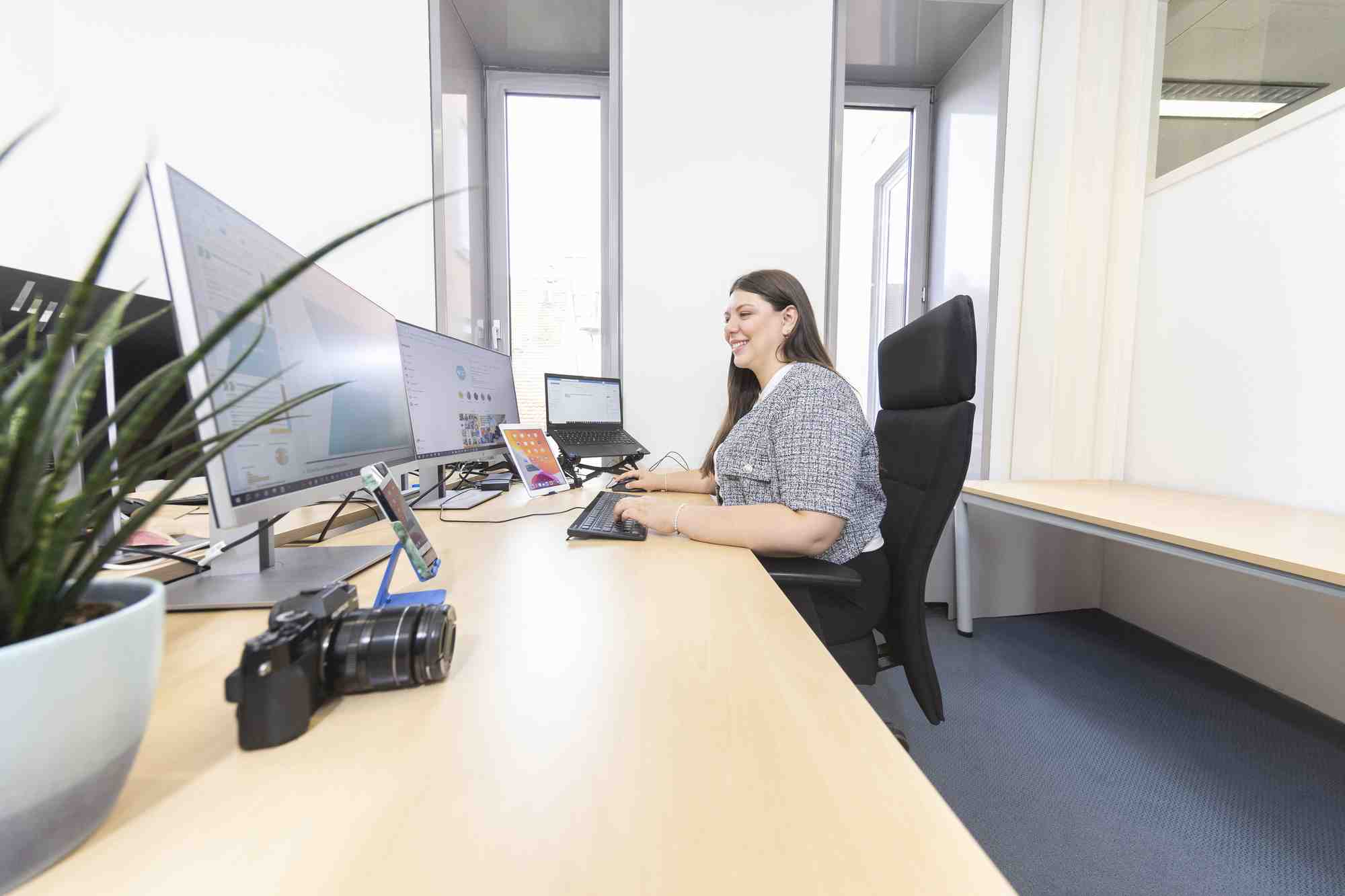 Person arbeitet am Computer in einem modernen Buero.