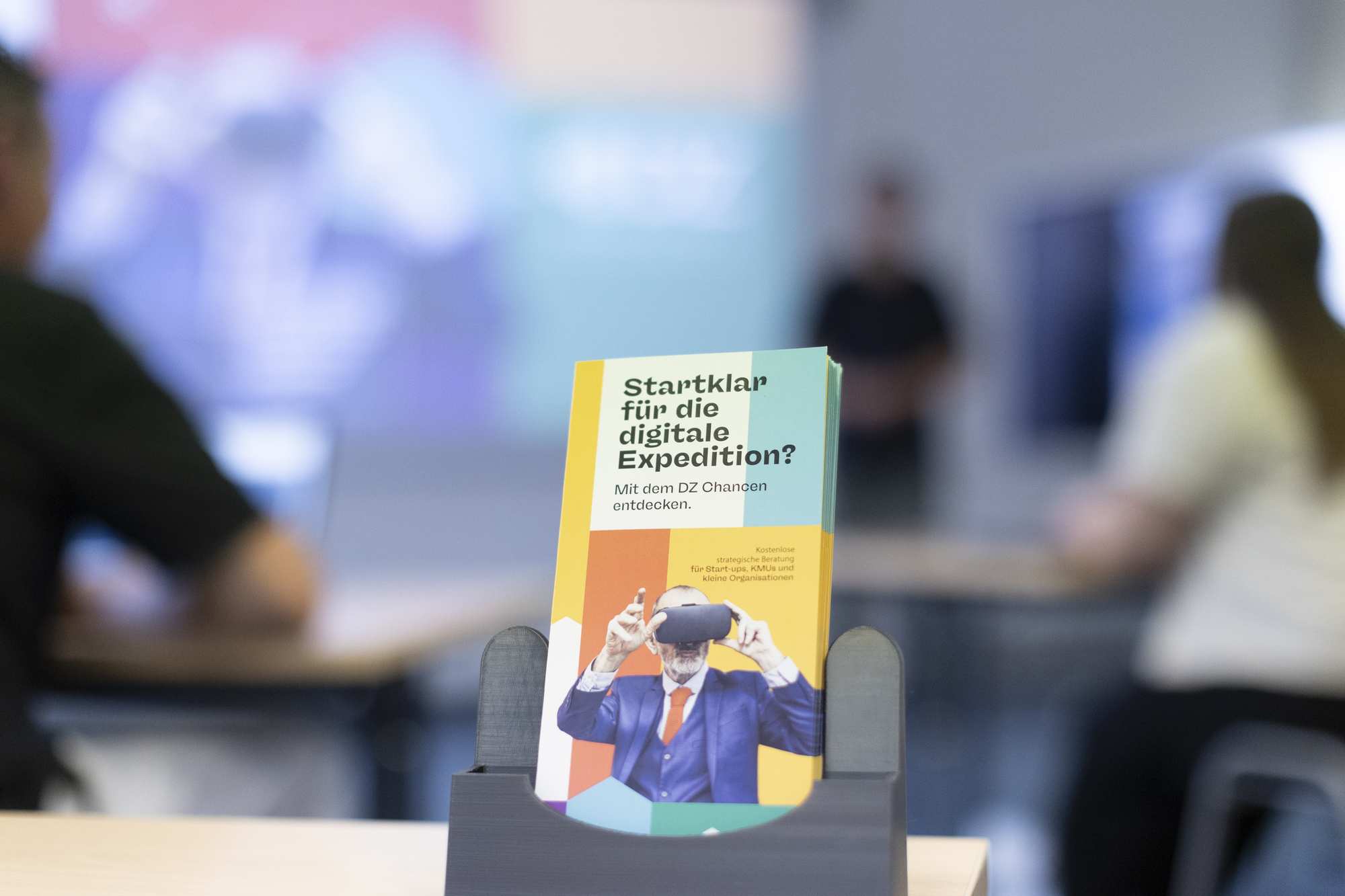 Informationsbroschuere im Digitalisierungszentrum Ulm mit unscharfem Hintergrund