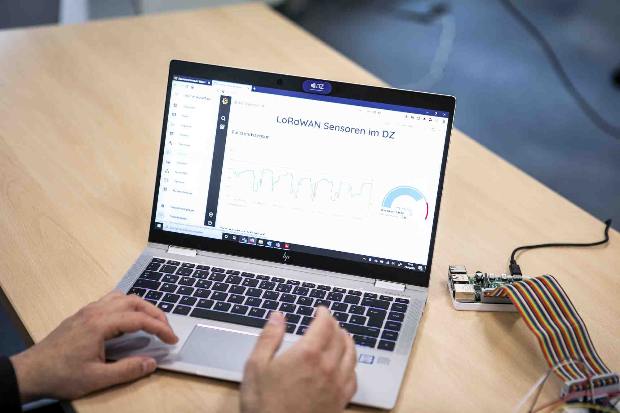 Person arbeitet an einem Laptop mit Datenanalyse auf dem Bildschirm im Digitalisierungszentrum Ulm.