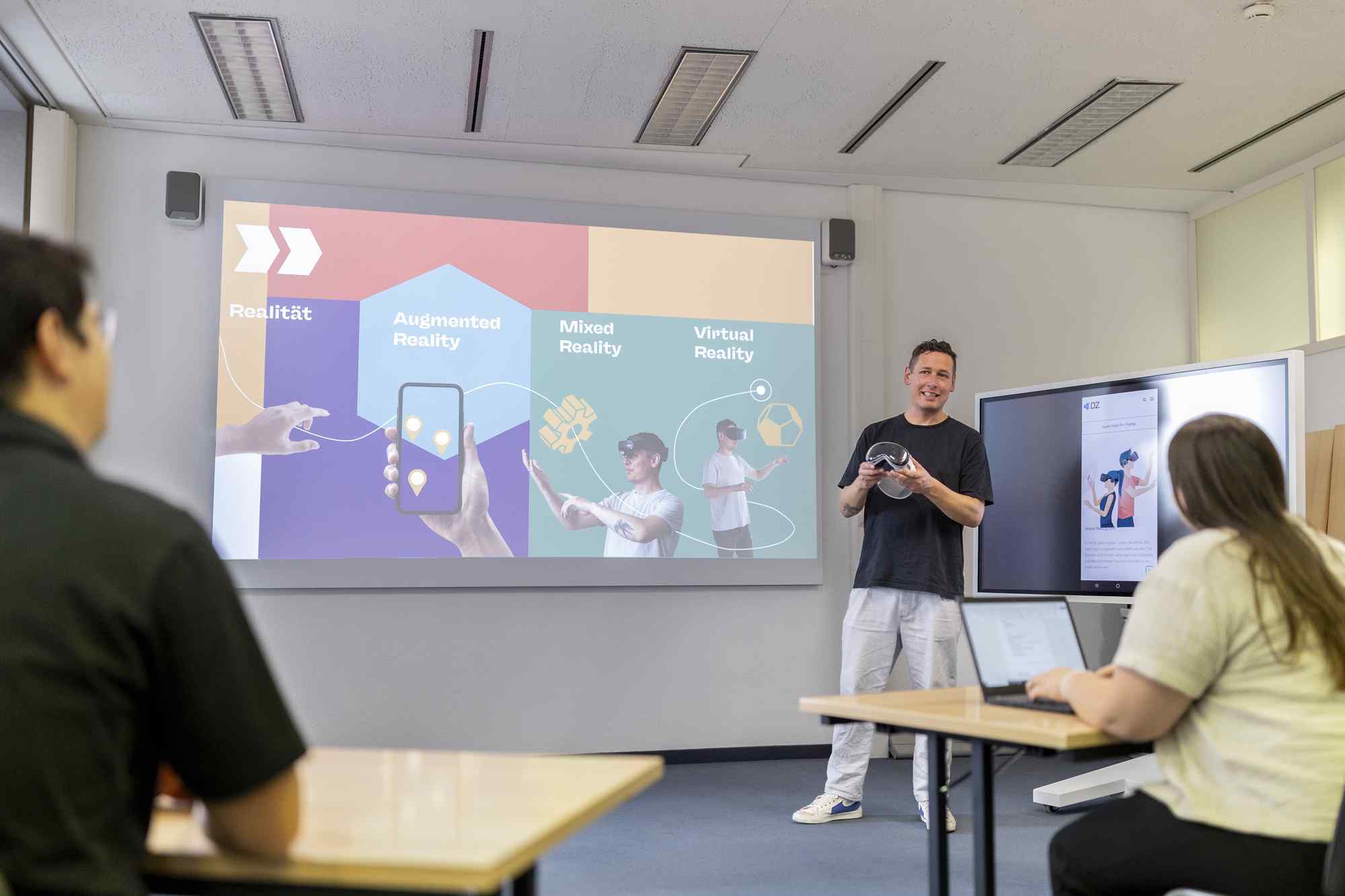 Person haelt Praesentation im Digitalisierungszentrum Ulm vor einer Projektionsleinwand und Publikum.