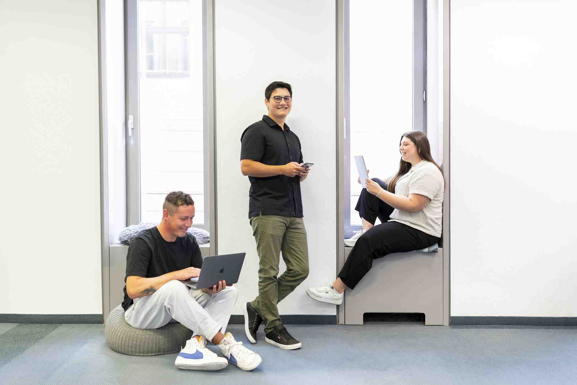 Menschen arbeiten im Digitalisierungszentrum zusammen, Ulm