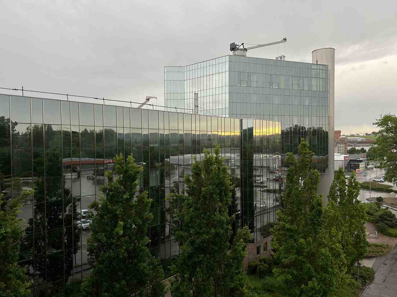 Modernes Gebaeude mit Glasfassade im Digitalisierungszentrum Ulm bei bewoelktem Himmel.