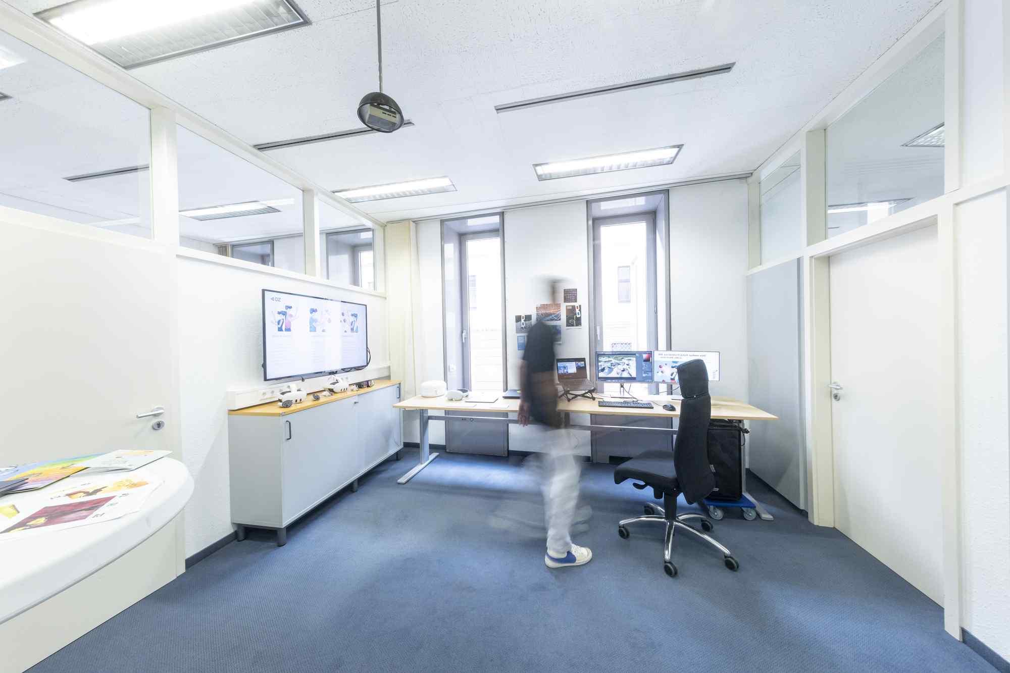 Modernes Buero im Digitalisierungszentrum Ulm Alb Donau Biberach Neu-Ulm mit Schreibtisch und Technik.