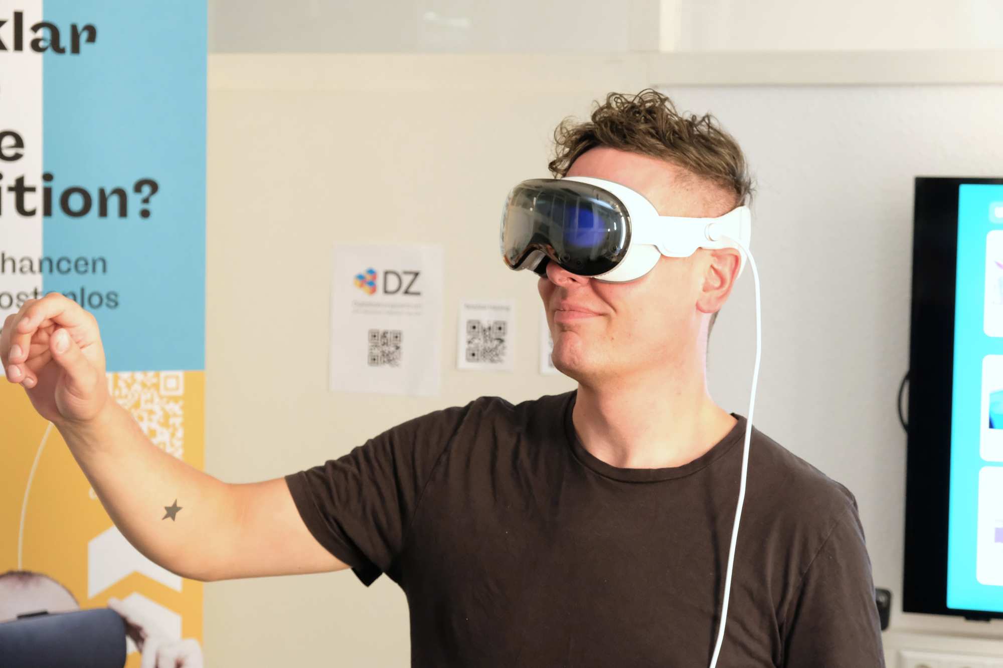 Person nutzt eine VR-Brille im Digitalisierungszentrum Ulm Alb Donau Biberach Neu-Ulm