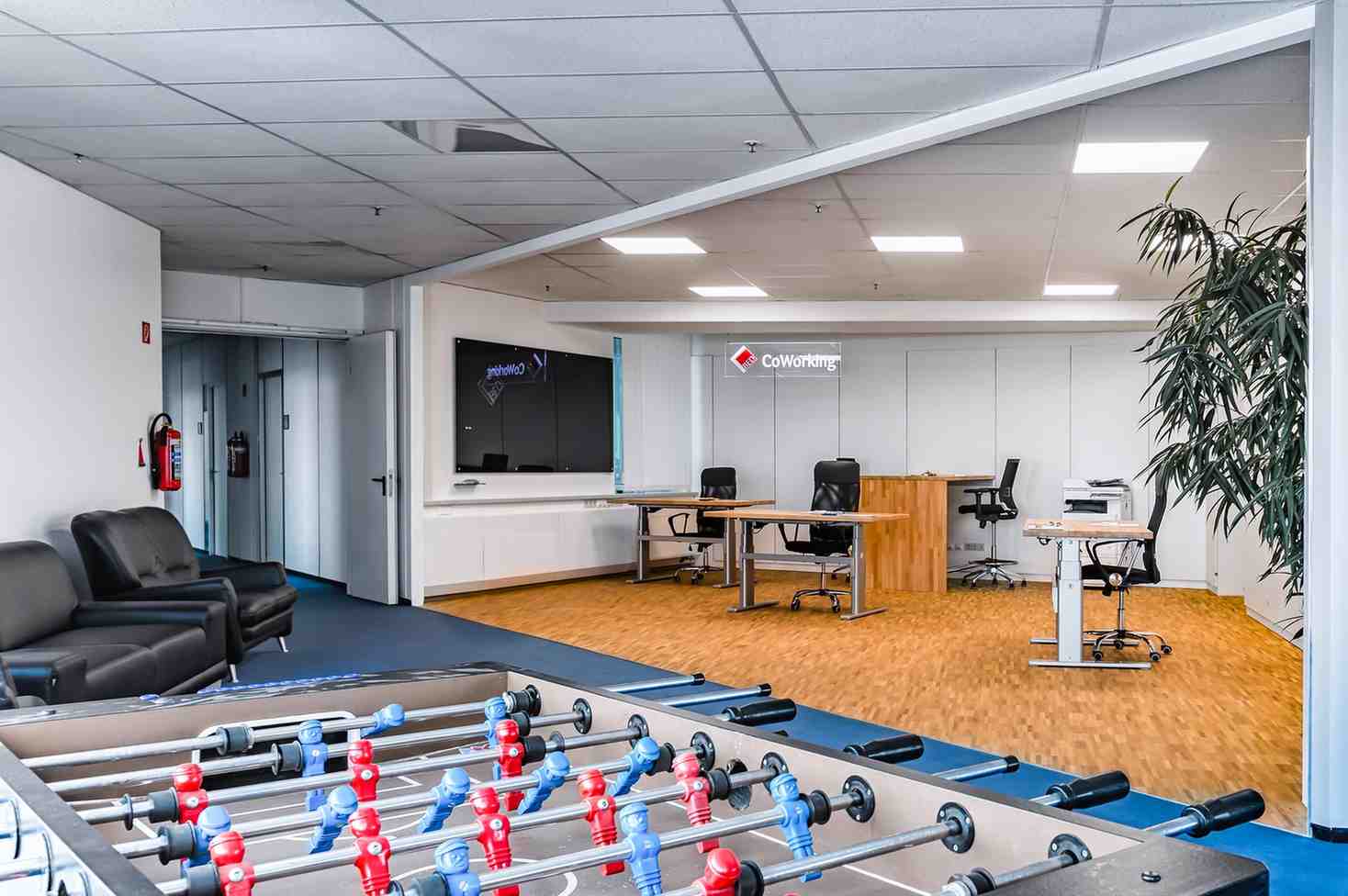 Innenansicht des Coworking-Spaces im Digitalisierungzentrum Ehingen mit Tischkicker und Sitzbereich.