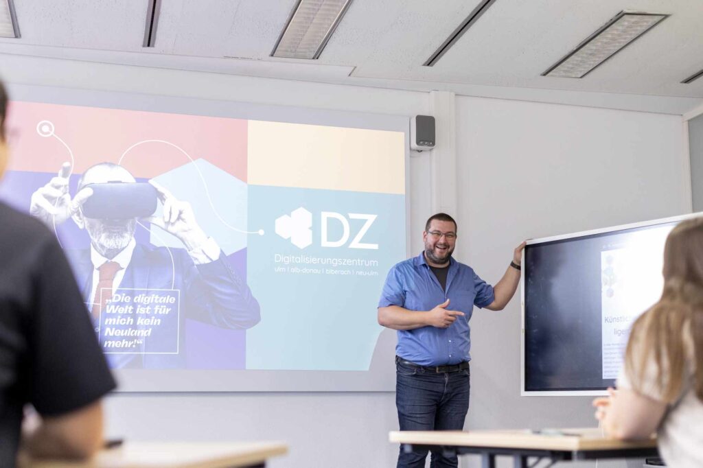 Person haelt einen Vortrag im Digitalisierungszentrum in einem Klassenzimmer.