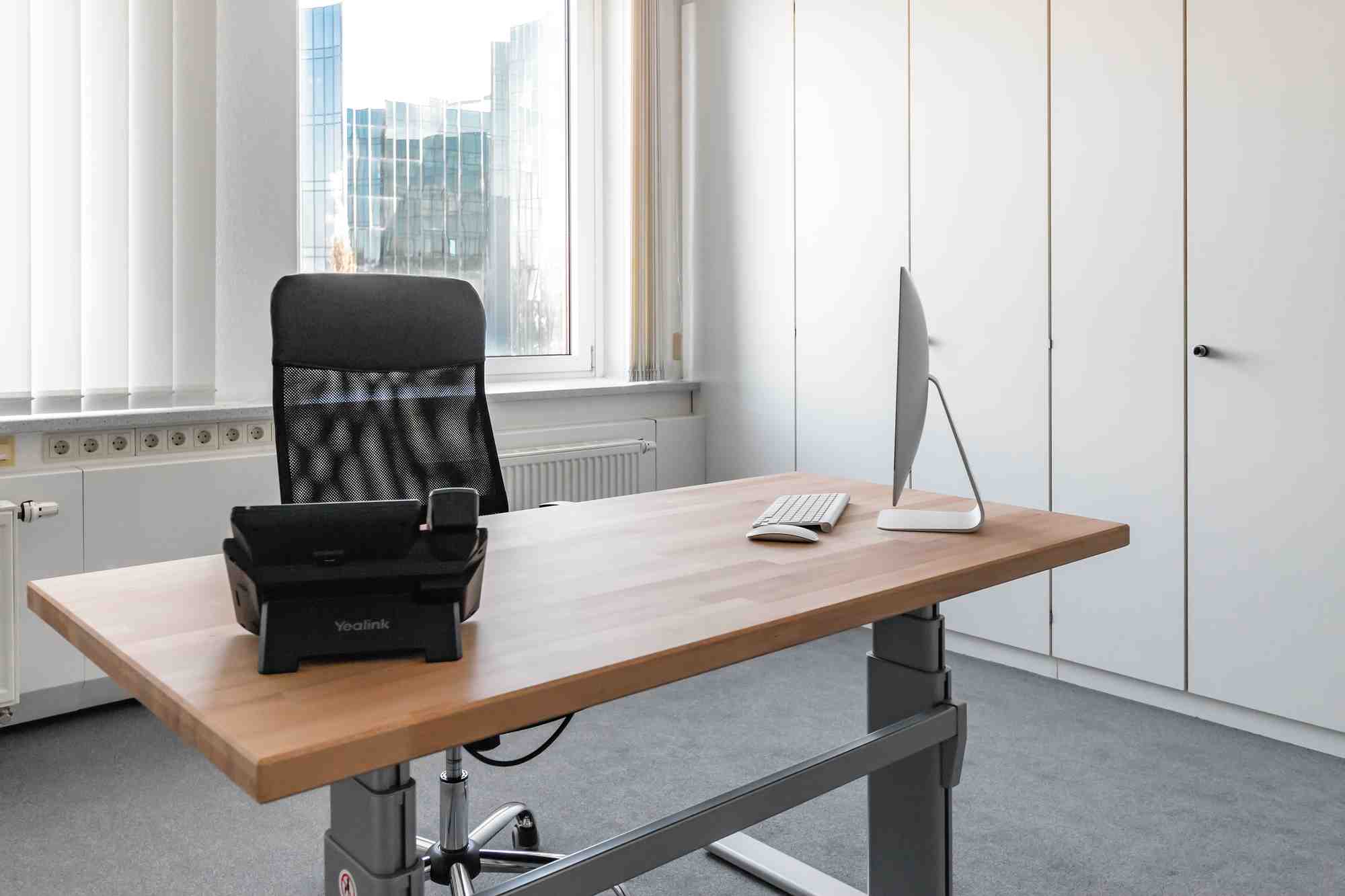 Moderner Arbeitsplatz im Coworking-Bereich von BED Ehingen an der Donau mit Schreibtisch und Buerostuhl.