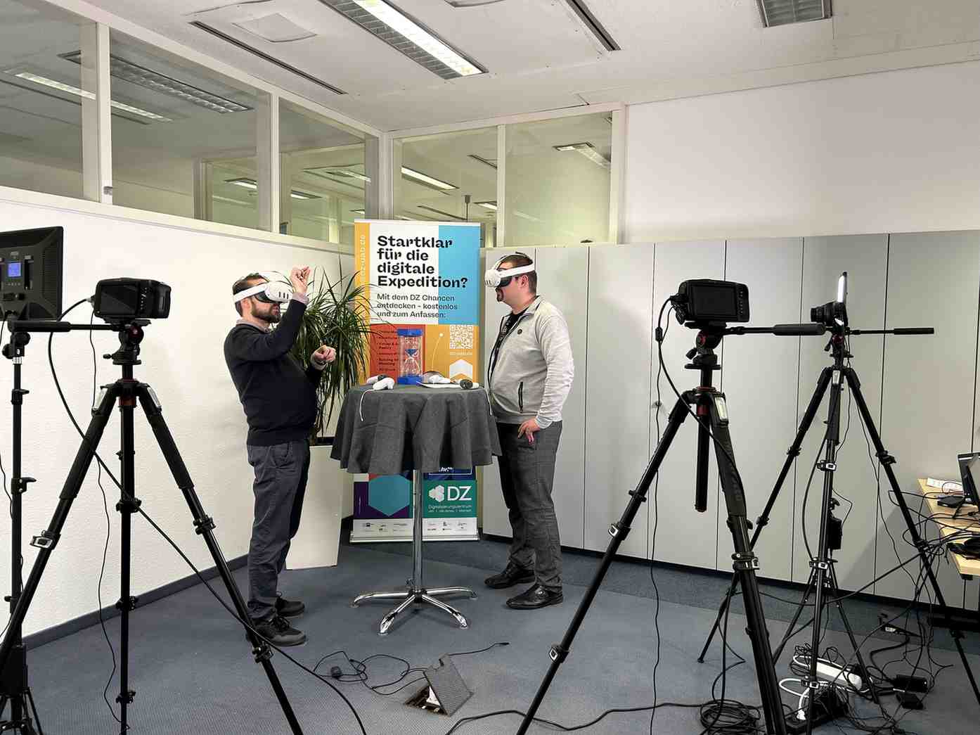 Wwei Personen mit VR Brillen von Kameras erfasst.