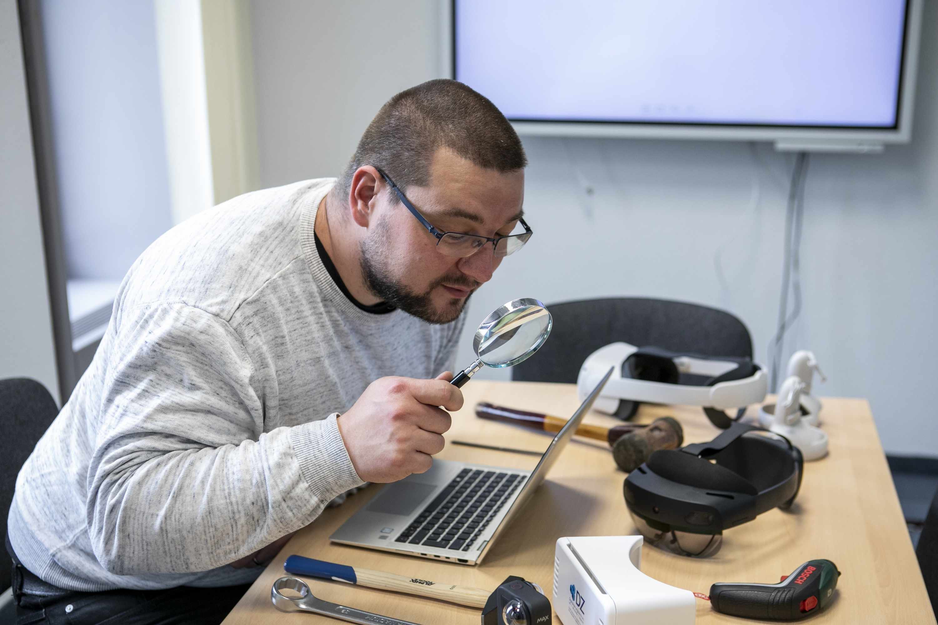 Person arbeitet an einem Laptop bei einem Workshop im Digitalisierungszentrum Ulm. ????????????????