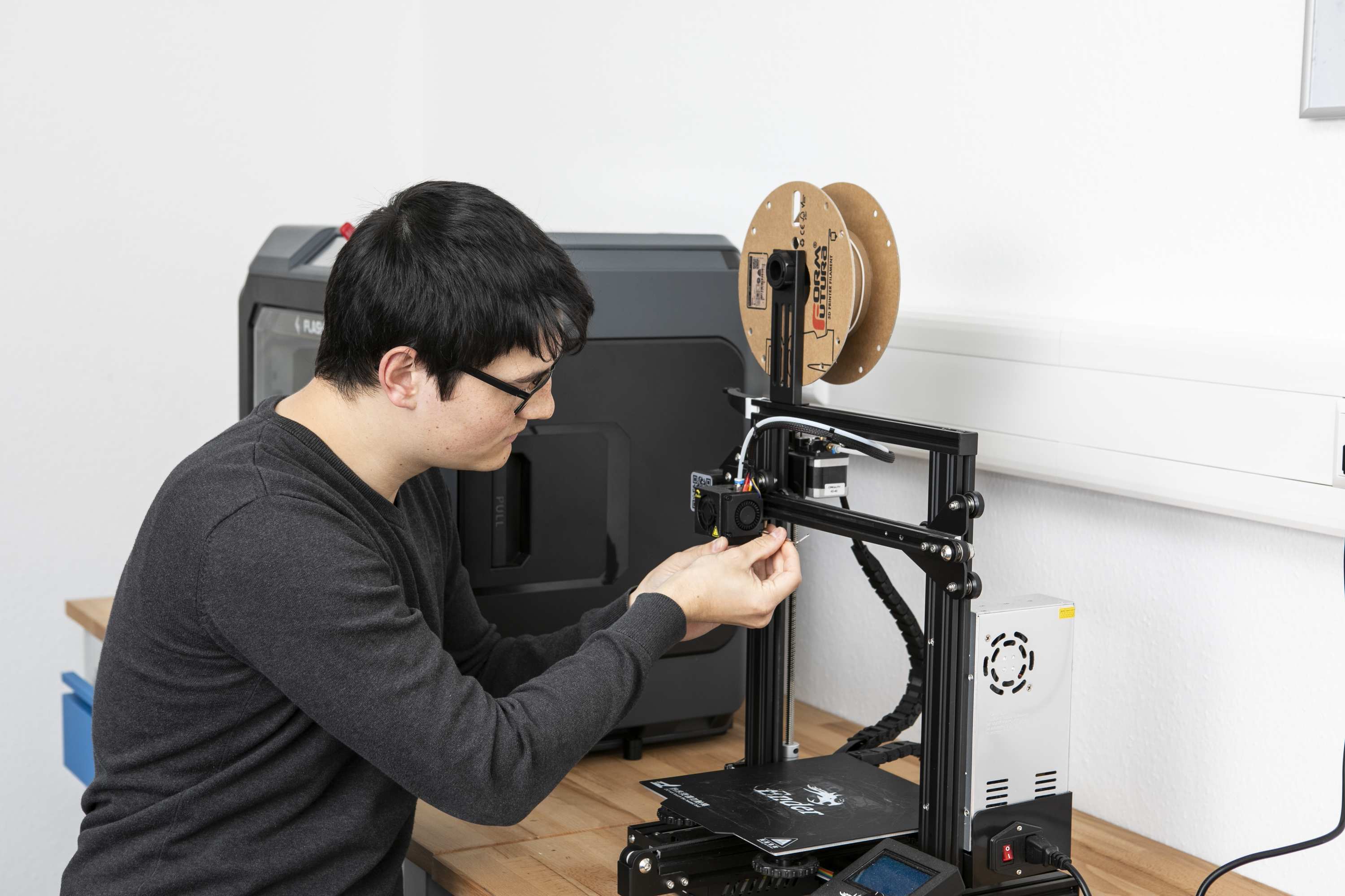 Person arbeitet mit einem 3D-Drucker im Digitalisierungszentrum Ulm Alb-Donau Biberach Neu-Ulm. ??????????????????????????????