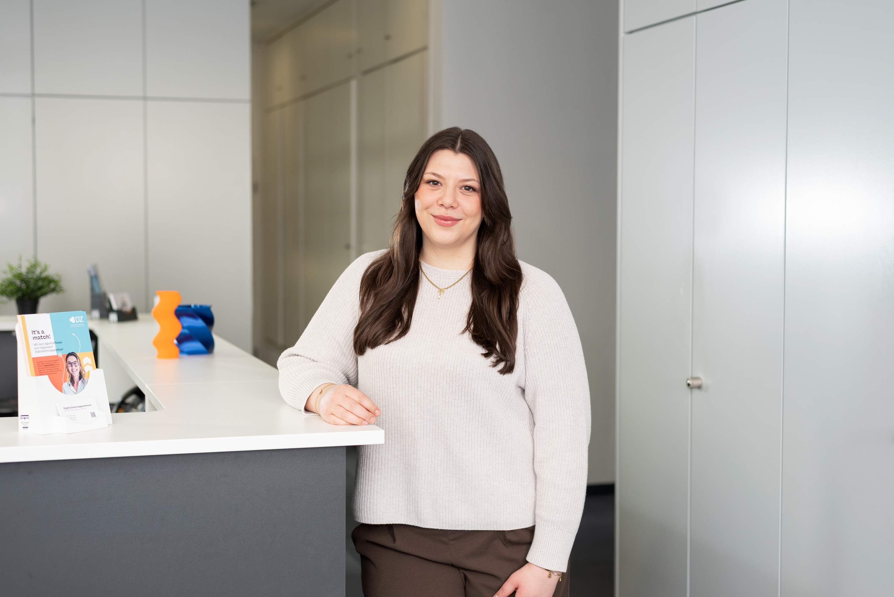 Eine Frau steht am Empfang eines modernen Bueros im Digitalisierungszentrum Ulm Alb-Donau Biberach Neu-Ulm. ?????????????????????????????????????????????????????????????????????????????????????????????????????????????????????