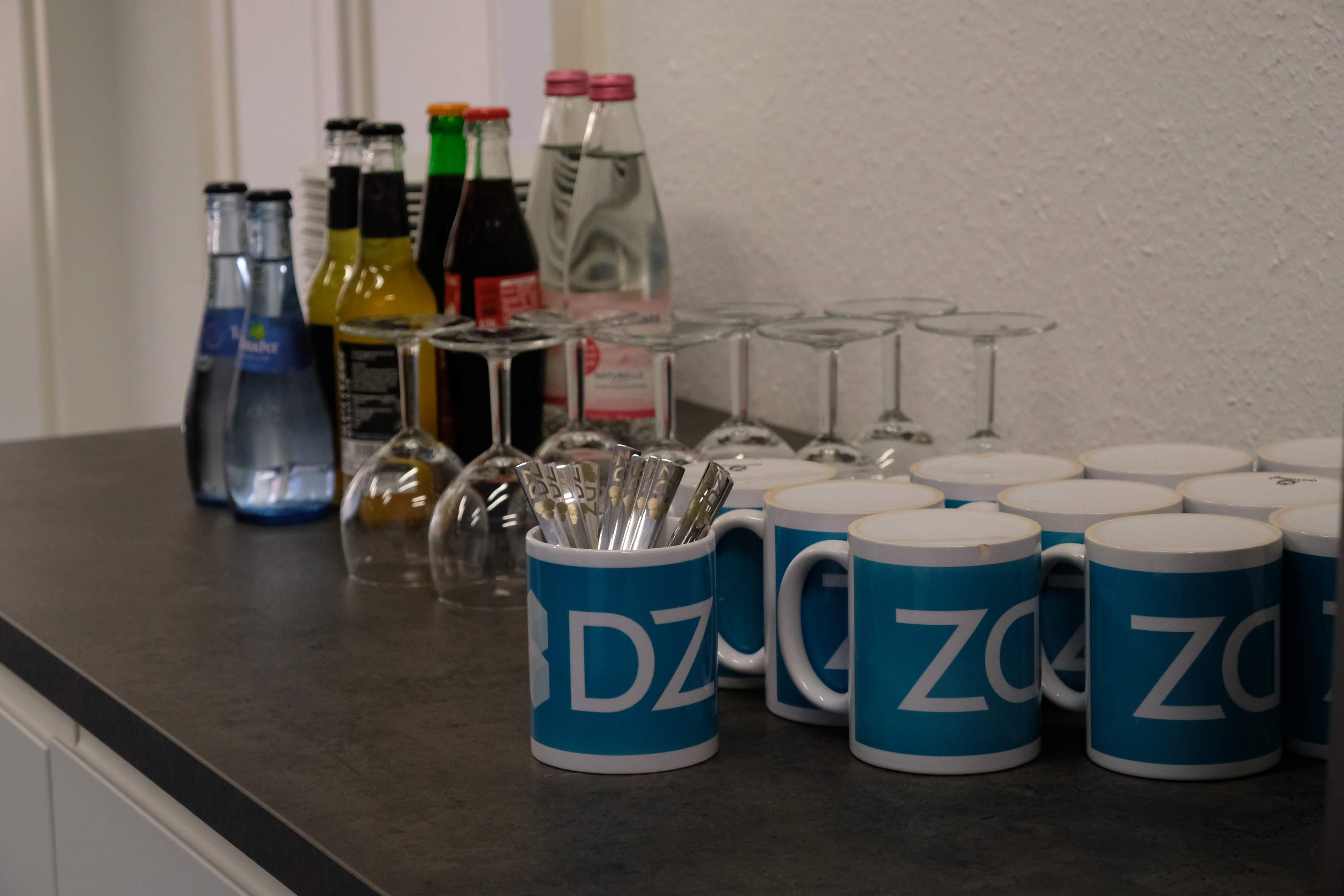 Tassen und Getraenke auf einer Theke im Digitalisierungszentrum Ulm Alb-Donau Biberach Neu-Ulm.