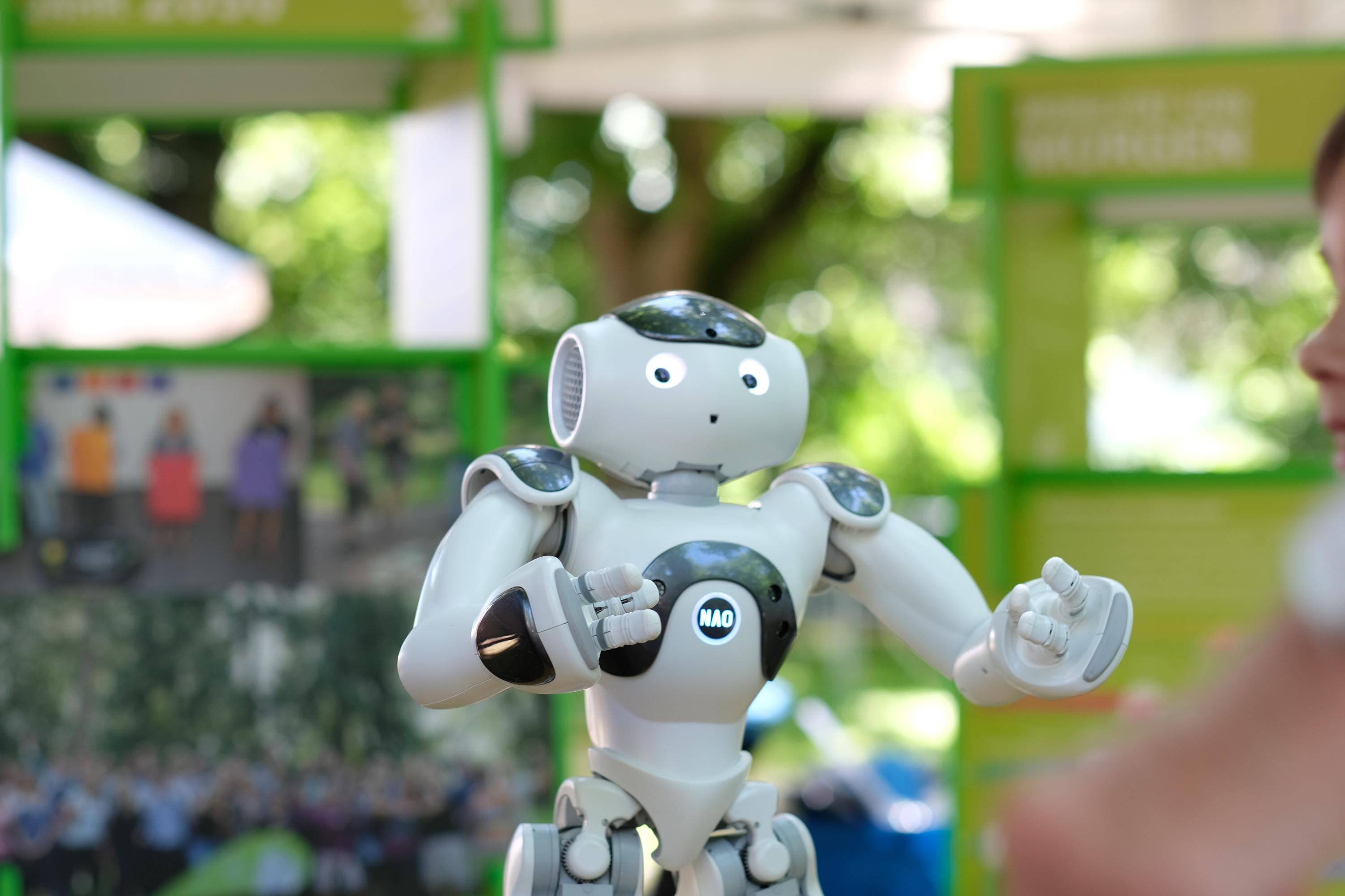 Roboter mit Gesicht auf einer Messe.