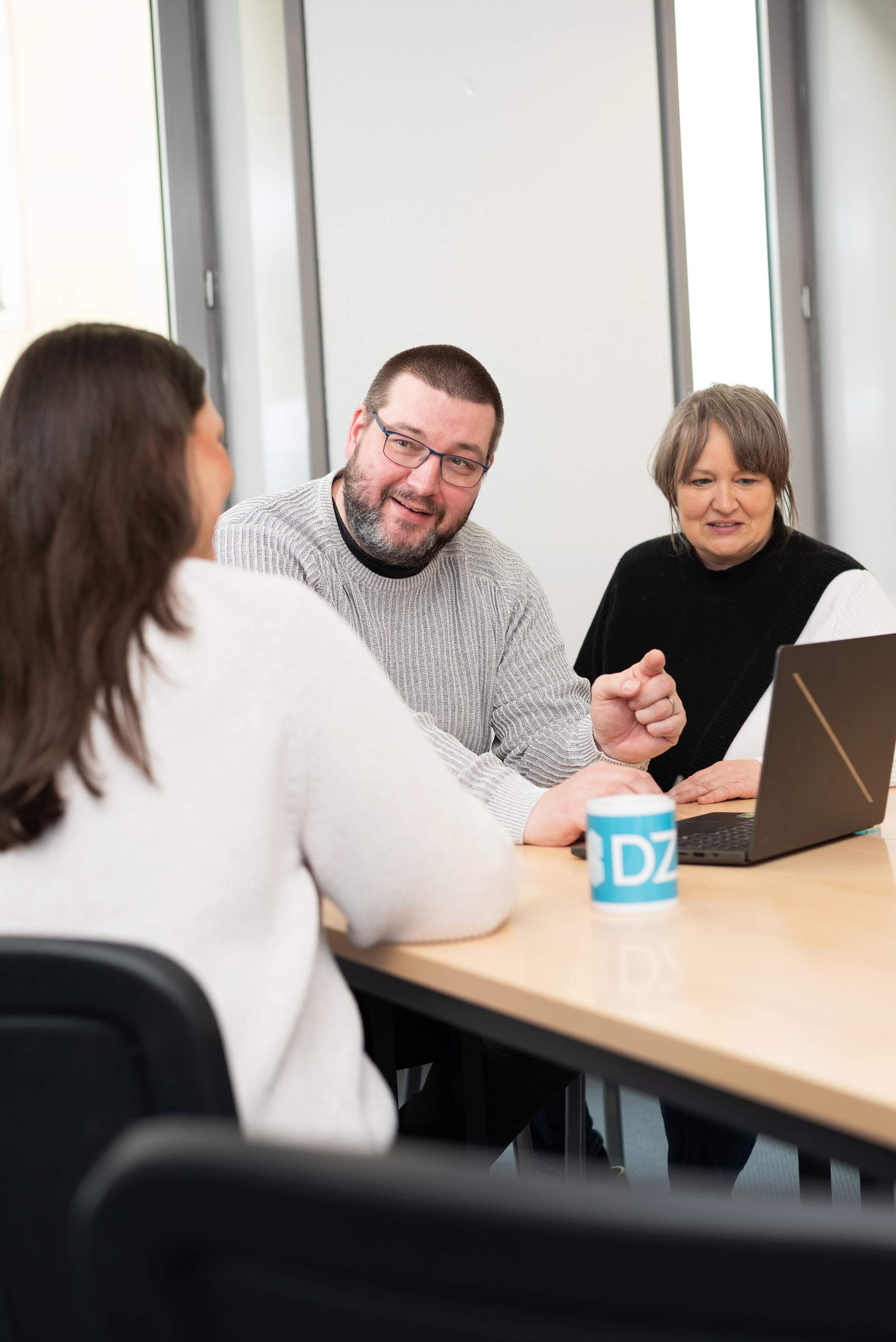 Eine Gruppe von Menschen in einem Beratungsgespraech im Digitalisierungszentrum.