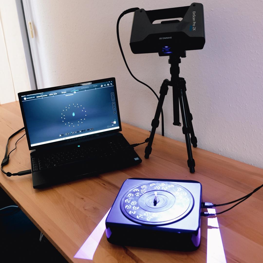 Technik-Setup mit Laptop, Kamera und 3D-Scanner im Digitalisierungszentrum Ulm Alb-Donau Biberach Neu-Ulm. Modern