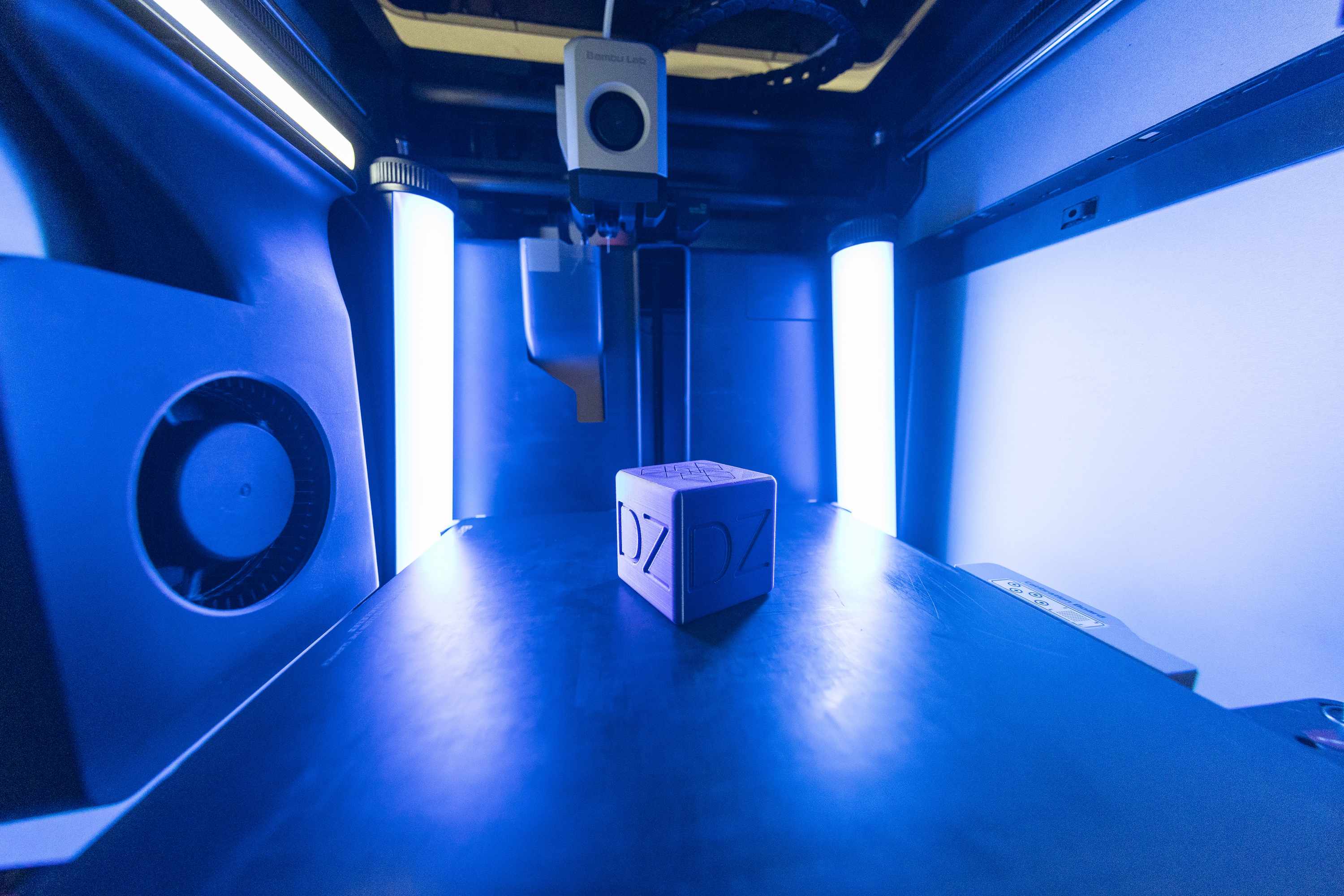 Innenraum eines Druckers im Digitalisierungszentrum Ulm mit blauer Beleuchtung und technologischer Ausstattung.