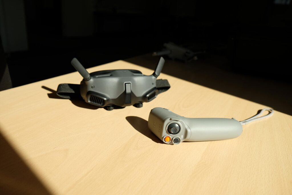 DJI FPV Brille und Controller auf Tisch im Digitalisierungszentrum Ulm Alb-Donau Biberach Neu-Ulm