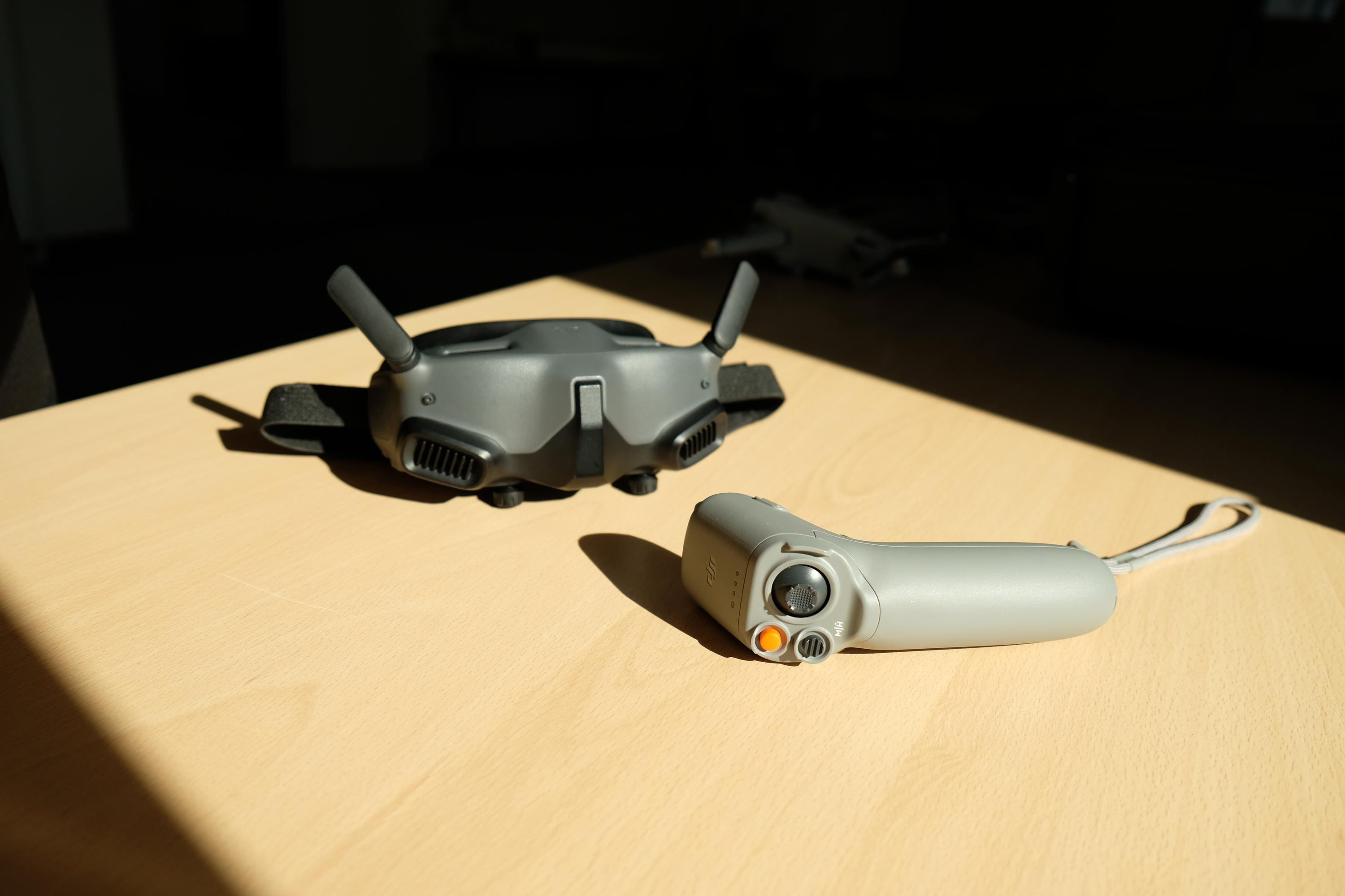 DJI FPV Brille und Controller auf Tisch im Digitalisierungszentrum Ulm Alb-Donau Biberach Neu-Ulm