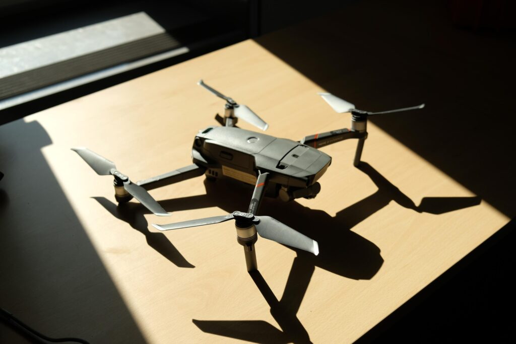 Drohne auf einem Tisch im Digitalisierungszentrum Ulm Alb-Donau Biberach Neu-Ulm Grau, Holzton