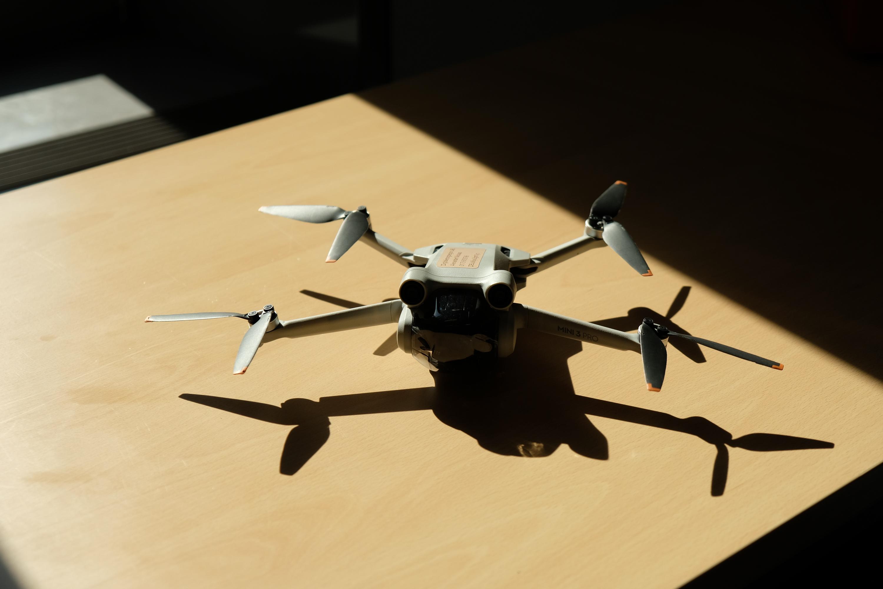Drohne auf einem Tisch im Digitalisierungszentrum Ulm Alb-Donau Biberach Neu-Ulm