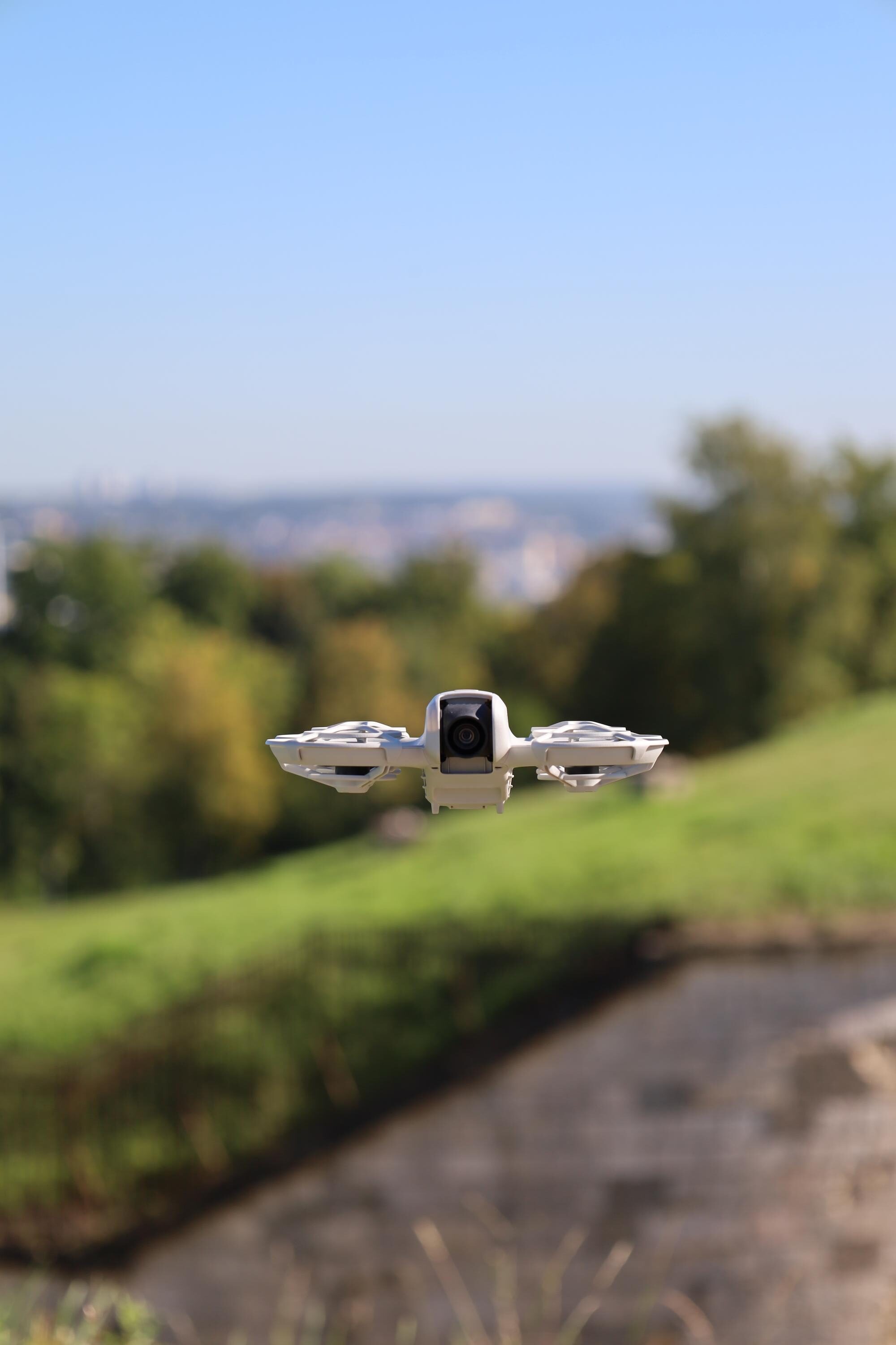 Drohne fliegt durch die Luft.