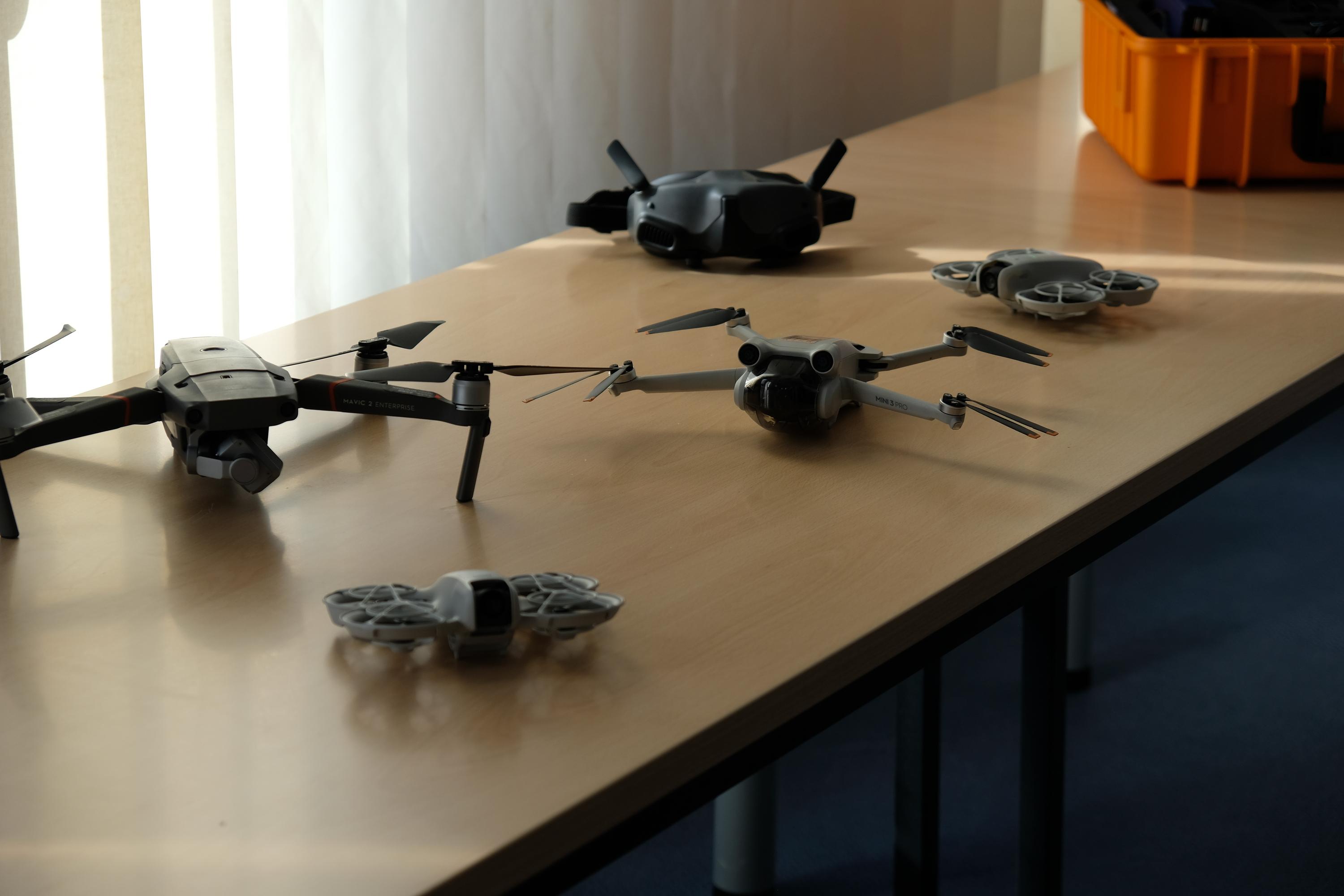 Drohnen auf einem Tisch im Digitalisierungszentrum Ulm Alb-Donau Biberach Neu-Ulm. Grau, Schwarz, Orange