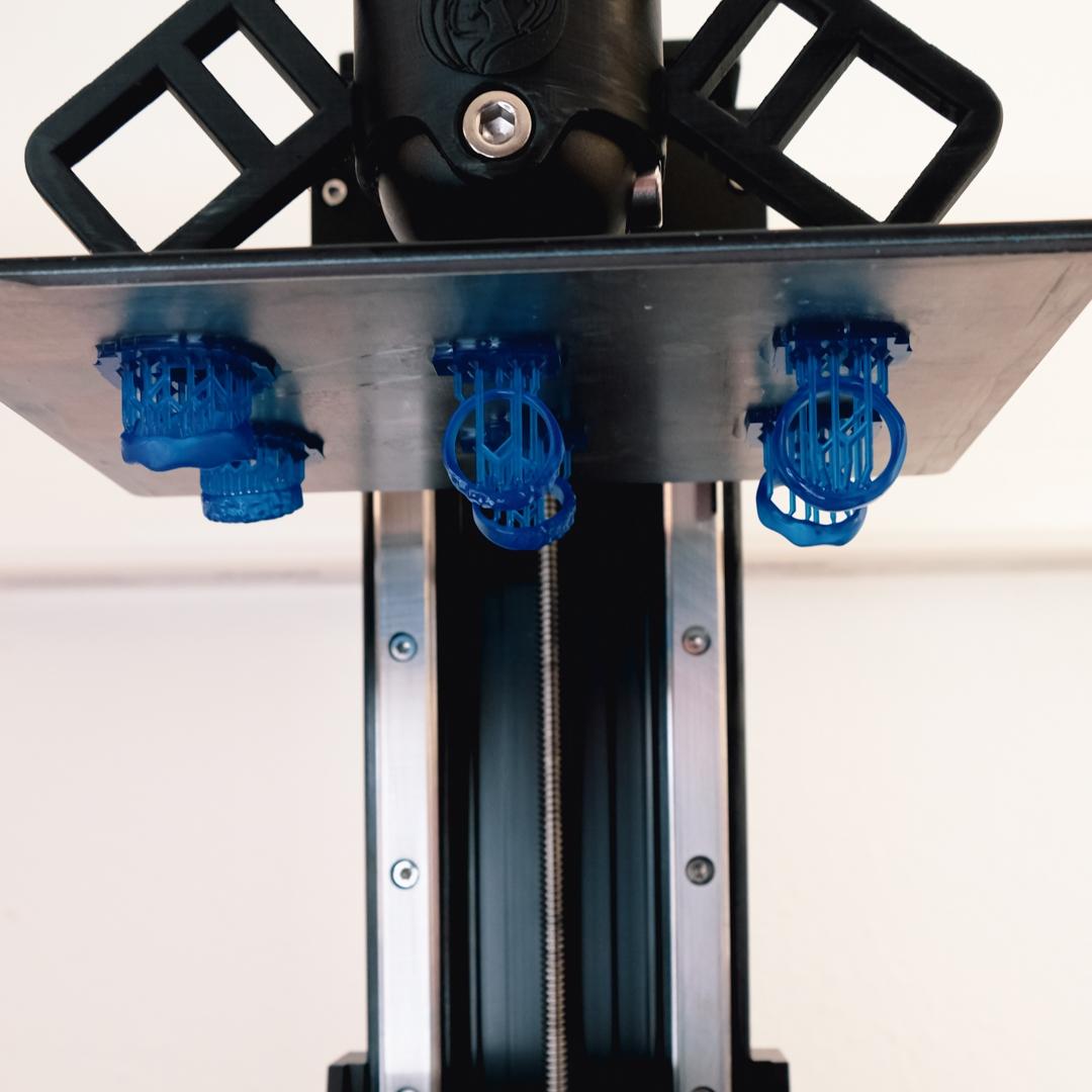 3D gedruckte Teile in Blau auf der Platte eines 3D Druckers.