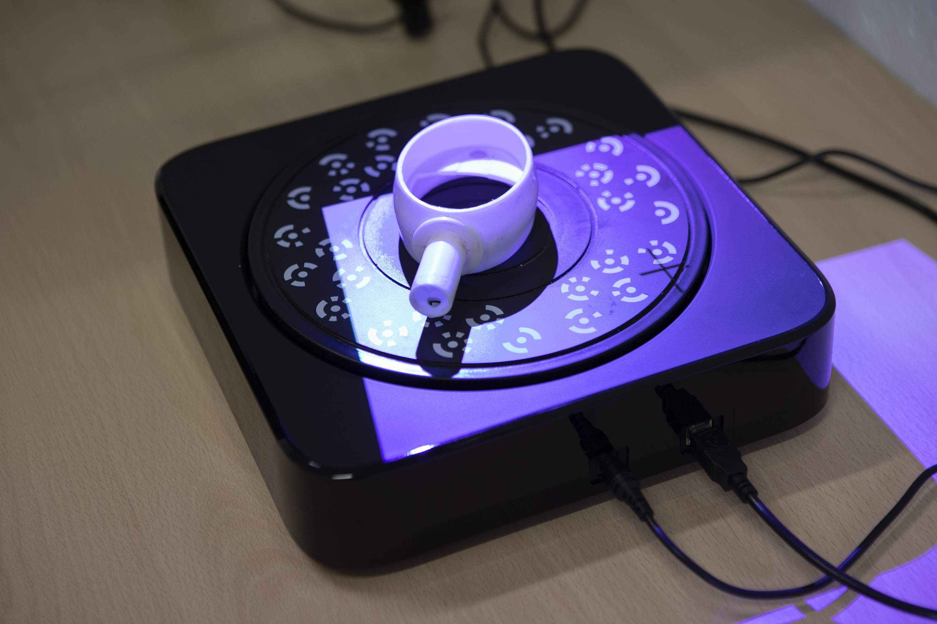 3D gedrucktes Teil unter einer UV Lampe.