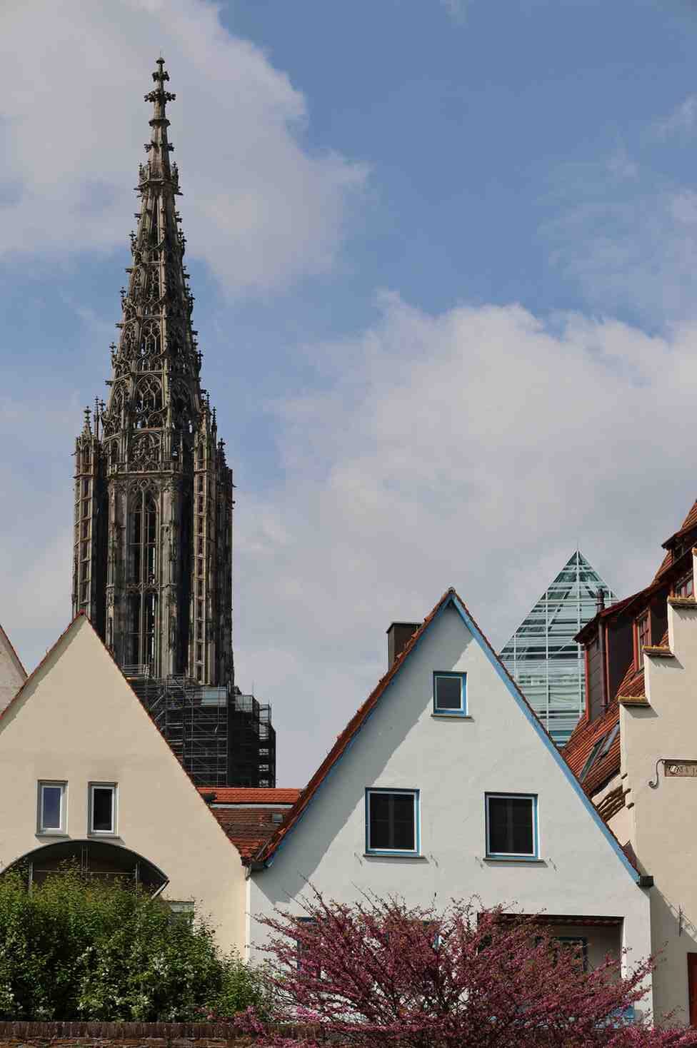 Das Ulmer Muenster mit blauen Himmel im Hintergrund.