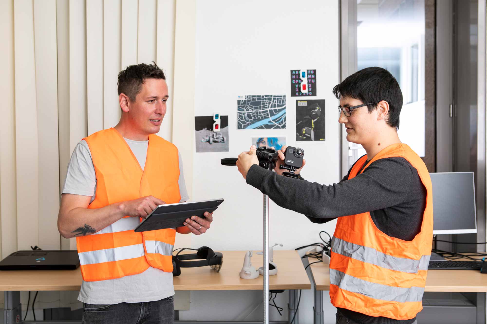 Bim zwei personen orange westen raum