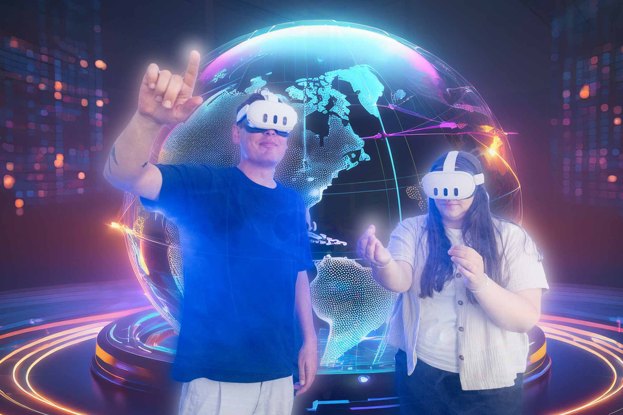 Zwei Personen mit Virtual Reality Brillen bedienen virtuelle Elemente vor einer leuchtenden digitalen Weltkugel.