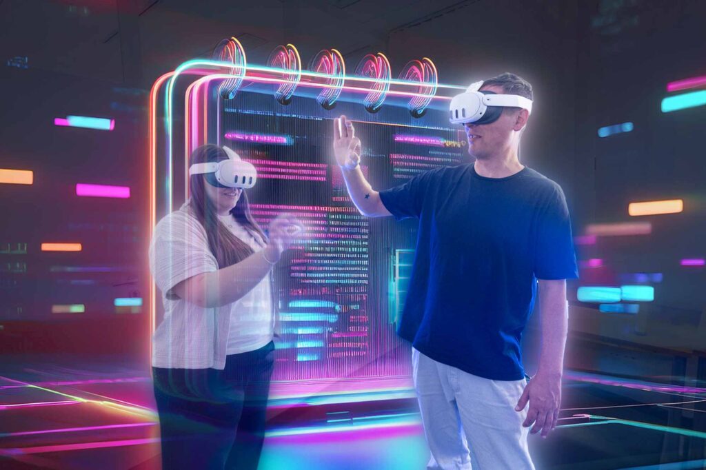Zwei Personen mit Virtual Reality Brillen interagieren in einer digital gestalteten Umgebung mit leuchtenden virtuellen Elementen.
