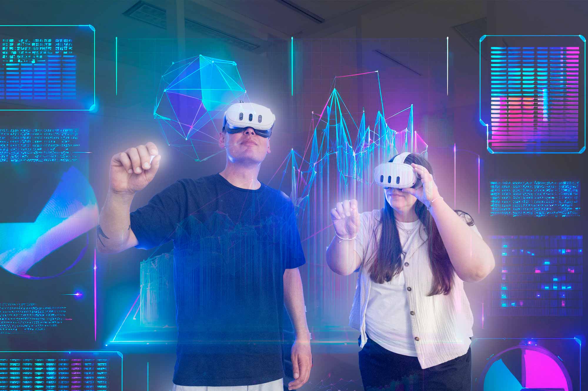 Zwei Personen mit Virtual Reality Brillen bedienen virtuelle Elemente in einer digital gestalteten Umgebung.