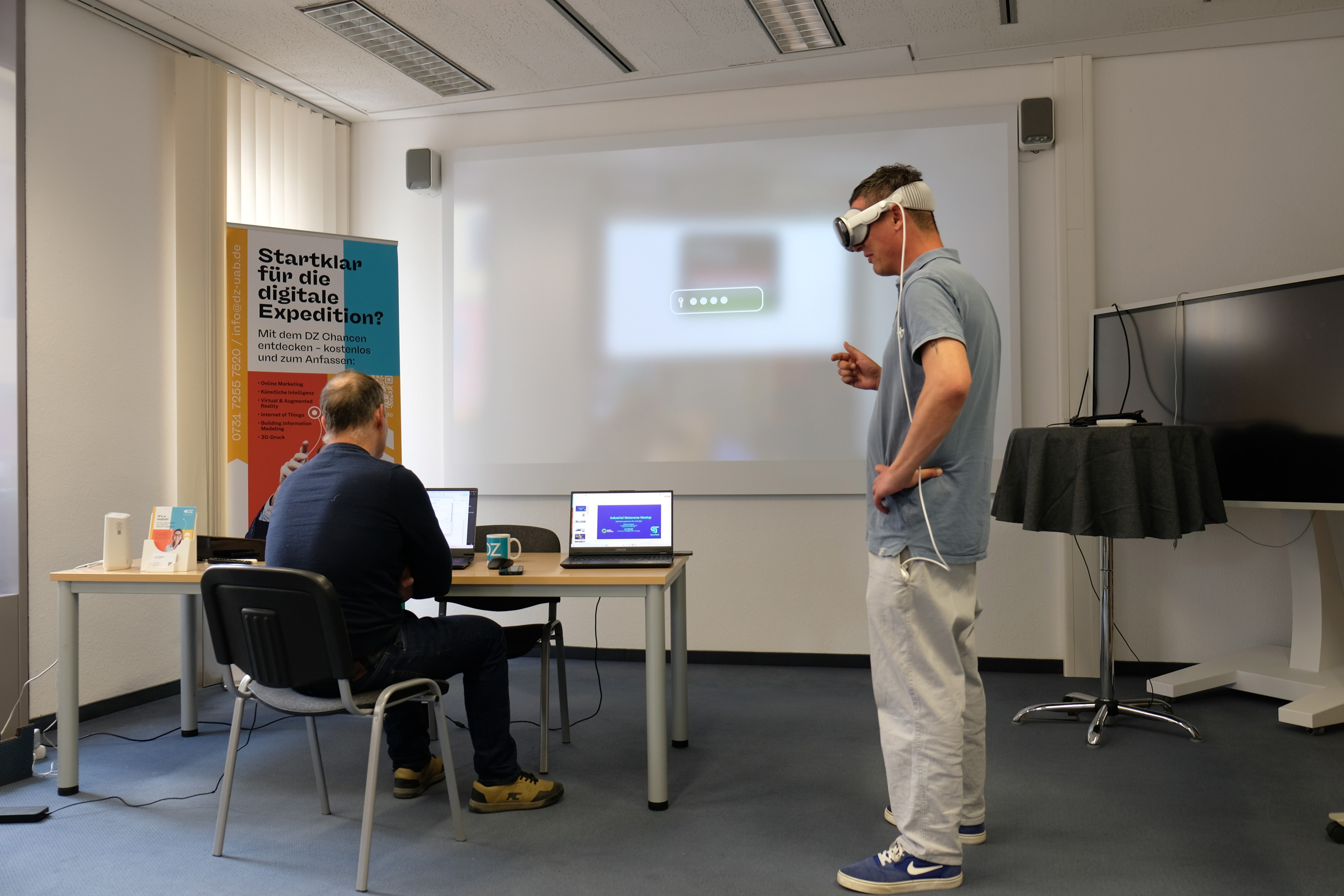 Industrial metaverse dscf3791 mann vr tisch laptop projektor