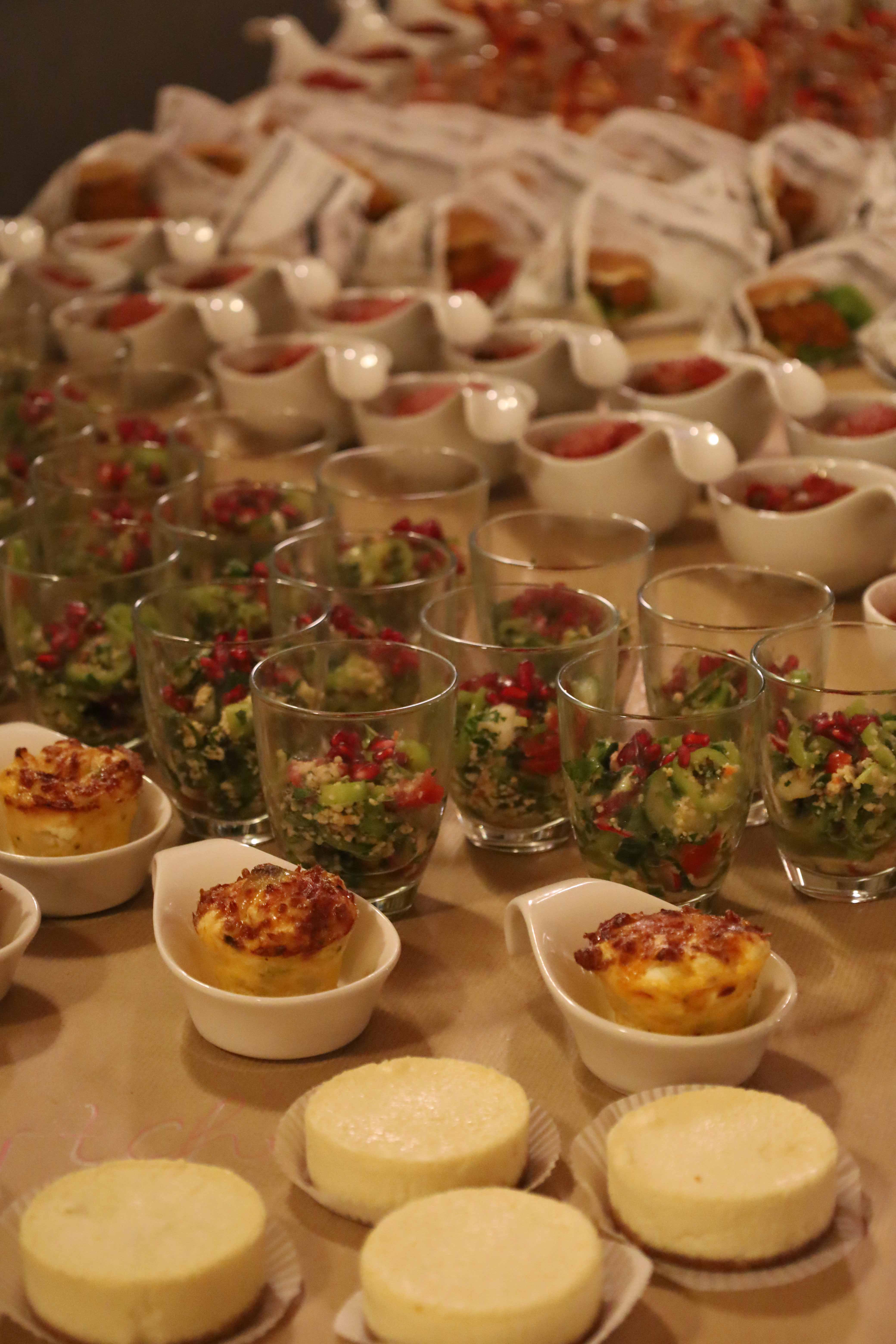 Buffet mit kleinen Salaten im Glas, herzhaften Haeppchen, belegten Broetchen und kleinen Kuchen.