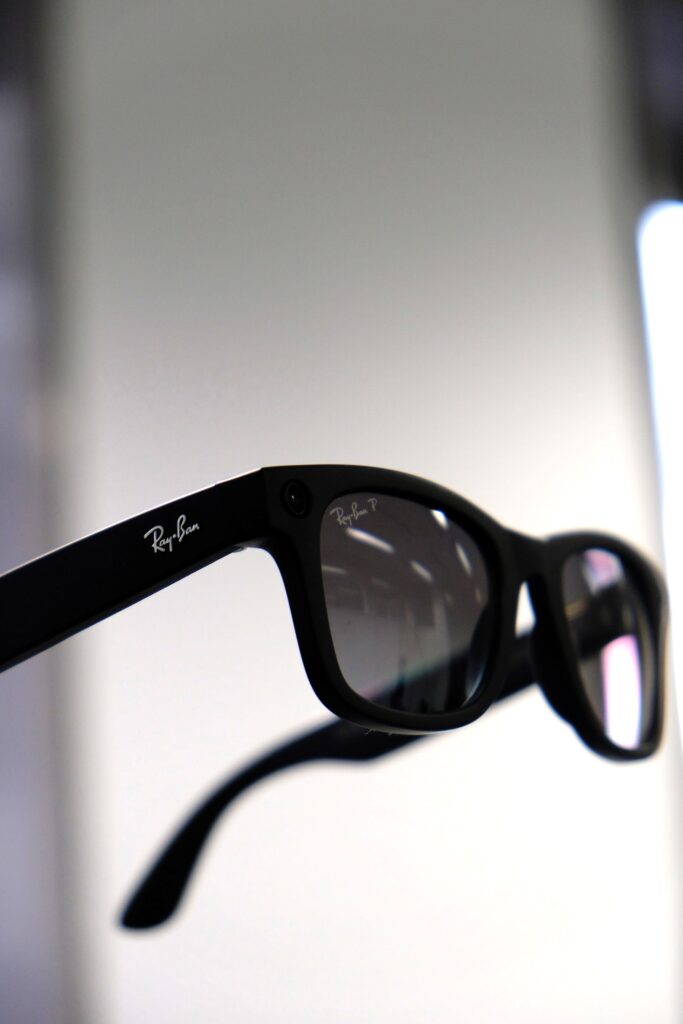 Schwarze Ray Ban Smart Brille mit integrierter Kamera vor hellem Hintergrund.